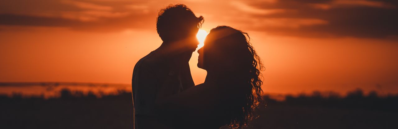 Das Jahr 2022 verrät, was für eine Romanze dich, dem Geburtsmonat nach, erwartet