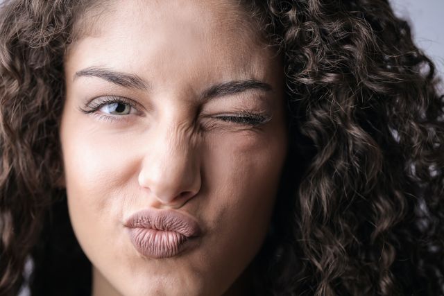 11 Dinge, die du wissen musst, bevor du mit einer Frau, die fliessend sarkastisch spricht, ausgehst