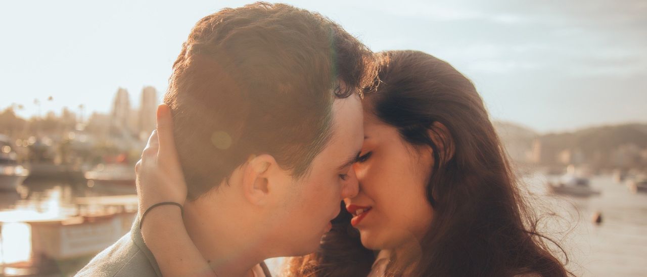 Die Wissenschaft des Küssens: Warum küssen wir mit geschlossenen Augen