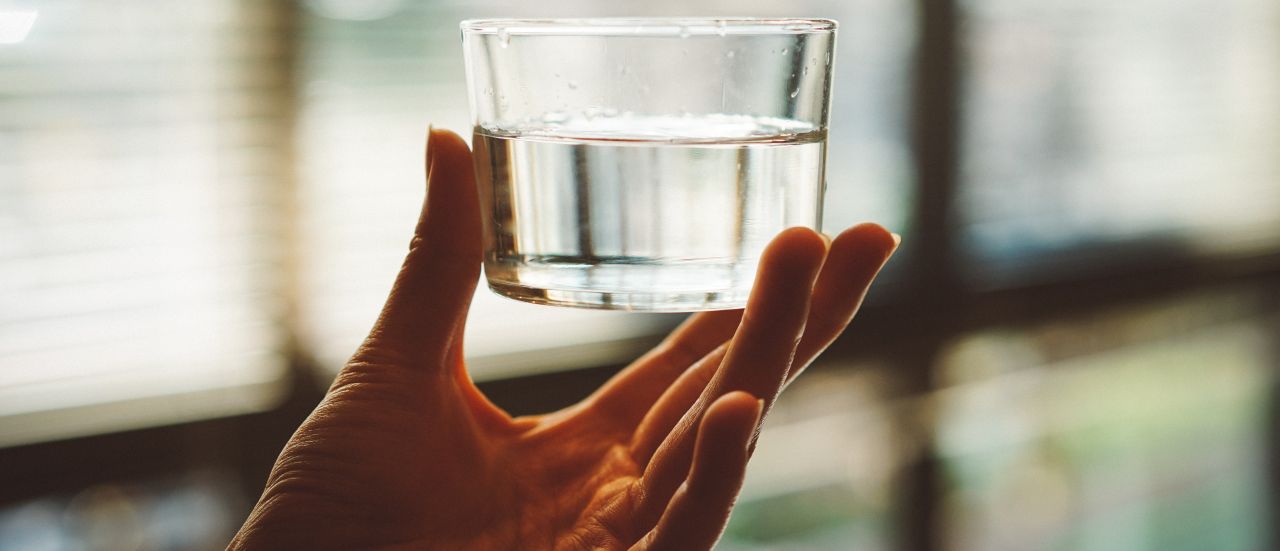 Wie ein Glas mit Salzwasser und Essig negative Energie in deinem Haus aufspüren kann
