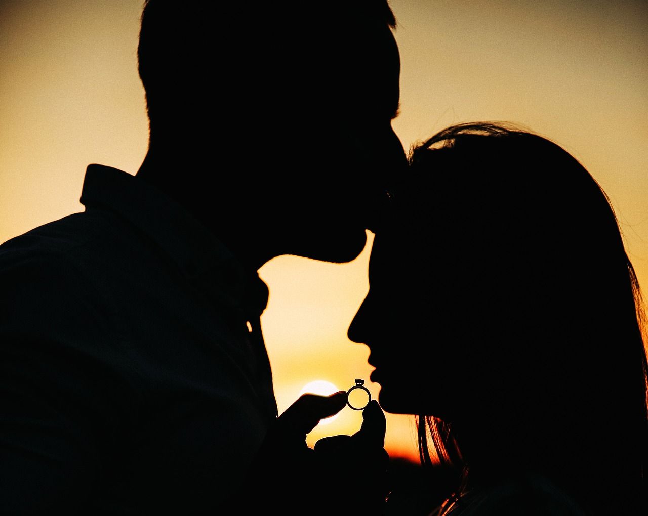 Die 3 verschiedenen Arten des Kusses eines Mannes und was sie bedeuten