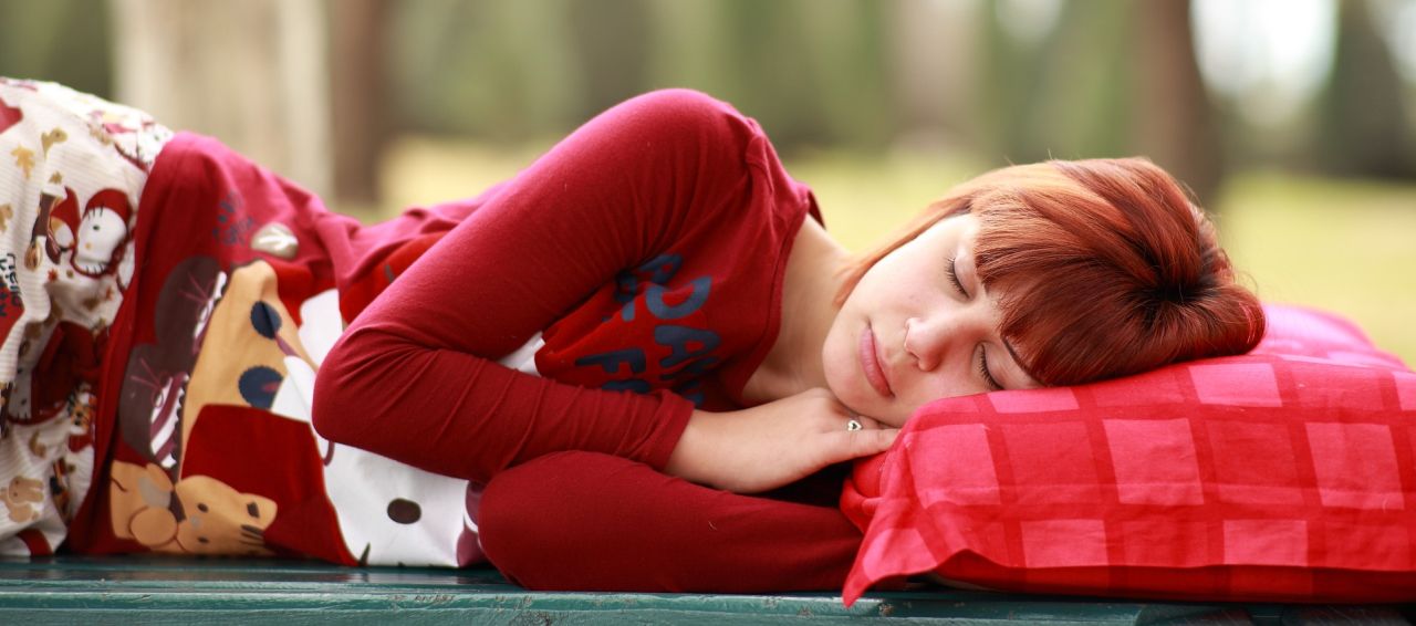 8 überraschende gesundheitliche Vorteile des Schlafens auf der linken Seite