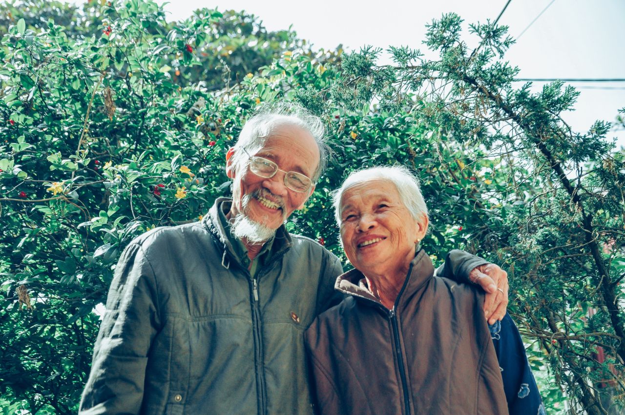 Der Silberstreif des Alterns: Warum ältere Menschen glücklicher und zufriedener im Leben sind