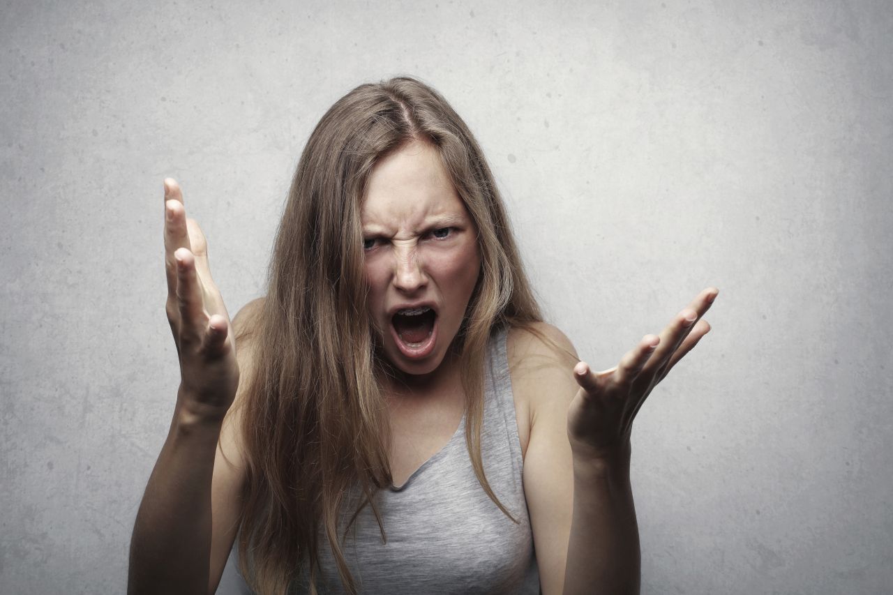 8 Wege, wie du aufhörst, dich selbst emotional zu misshandeln