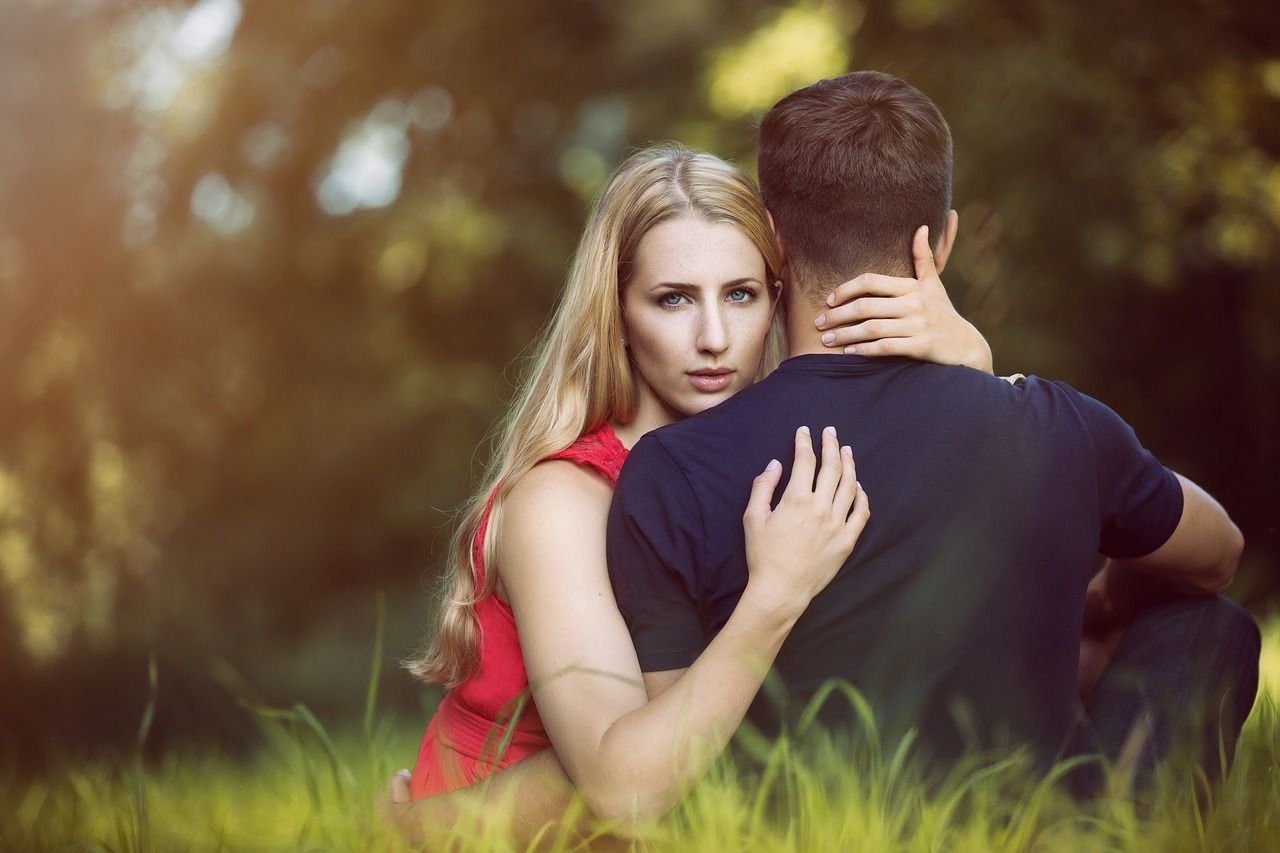 7 Wege, wie dein Körper einen falschen Partner abstößt