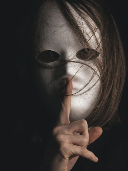 Die Bestrafung mit Schweigen eines Narzissten: Warum Narzissten mit toxischem Schweigen ihre Opfer manipulieren