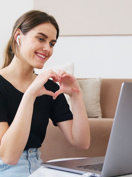 5 Anzeichen dafür, dass deine Internet-Beziehung nicht echt ist