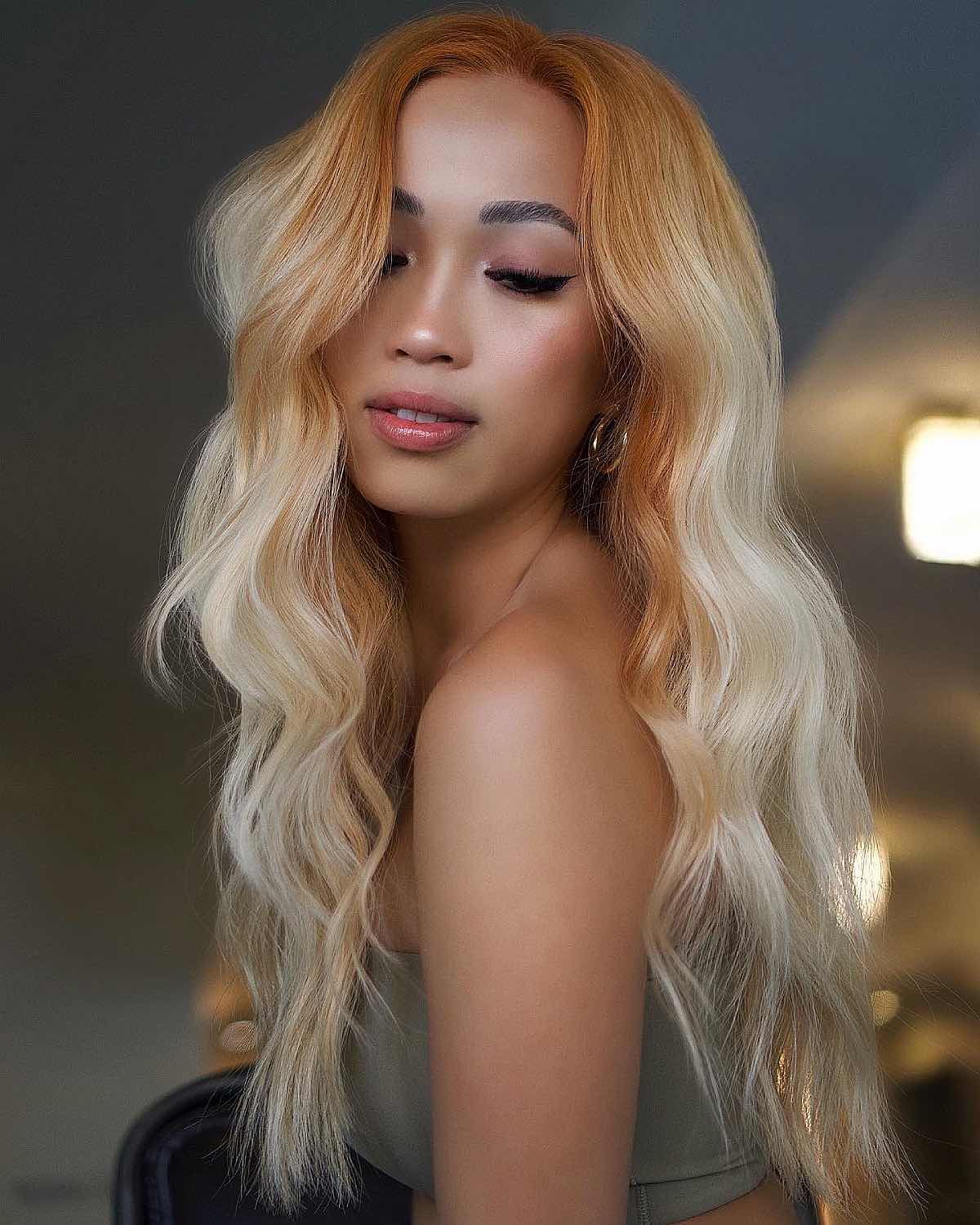 Blondes Haar mit orangefarbenen Wurzeln