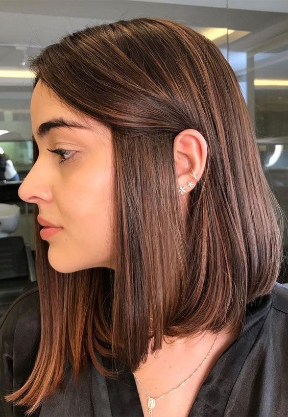 Blunt Bob Cut mit karamellfarbenem Unterton