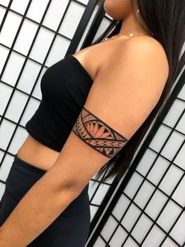 Das Armband der Identität: Polynesisches Schulter-Tattoo