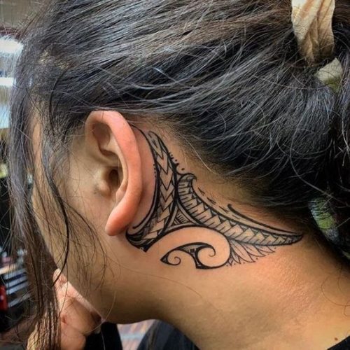 Das Geflüster der Vorfahren: Polynesisches Ohr-Tattoo