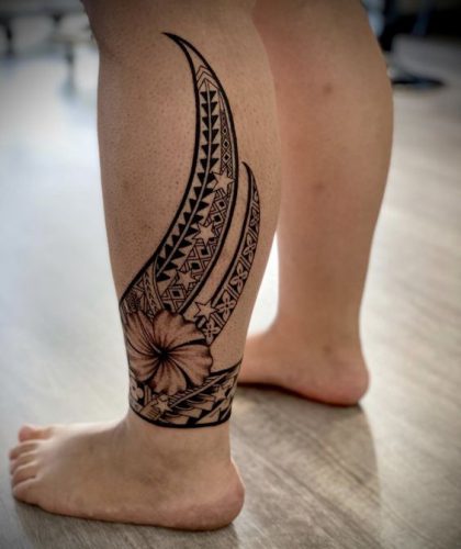 Das florale Crescendo: Polynesisches Wadentattoo