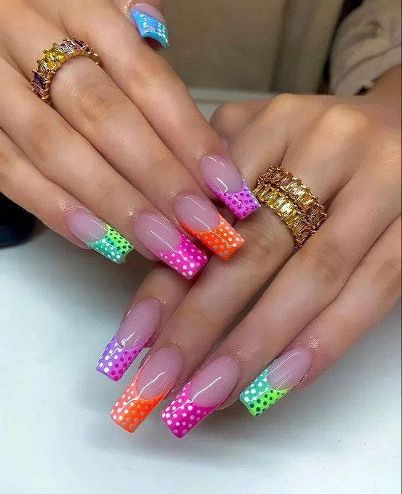 Die besten Neon-Nageldesigns