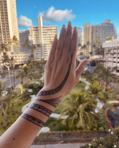 Ein Hauch von Erbe: Polynesisches Hand-Tattoo