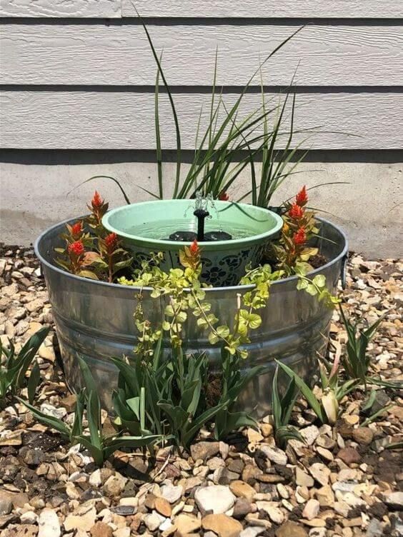 Ein Vogelbad-Brunnen in einem lustigen Pflanzgefäß