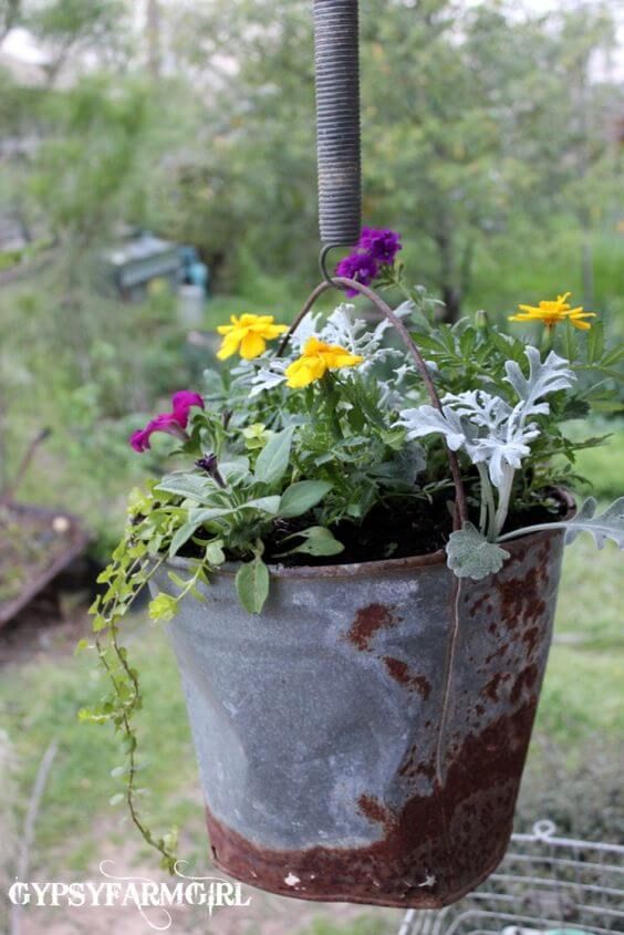 Ein bodenloser rostiger Blumenkübel