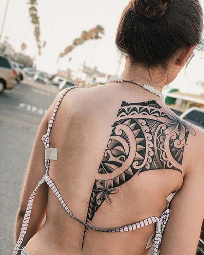 Eine Kulisse für den Glauben: Polynesisches Oberrücken-Tattoo