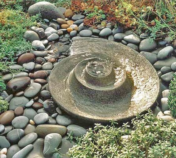 Fließformen-Brunnen aus Beton gemacht