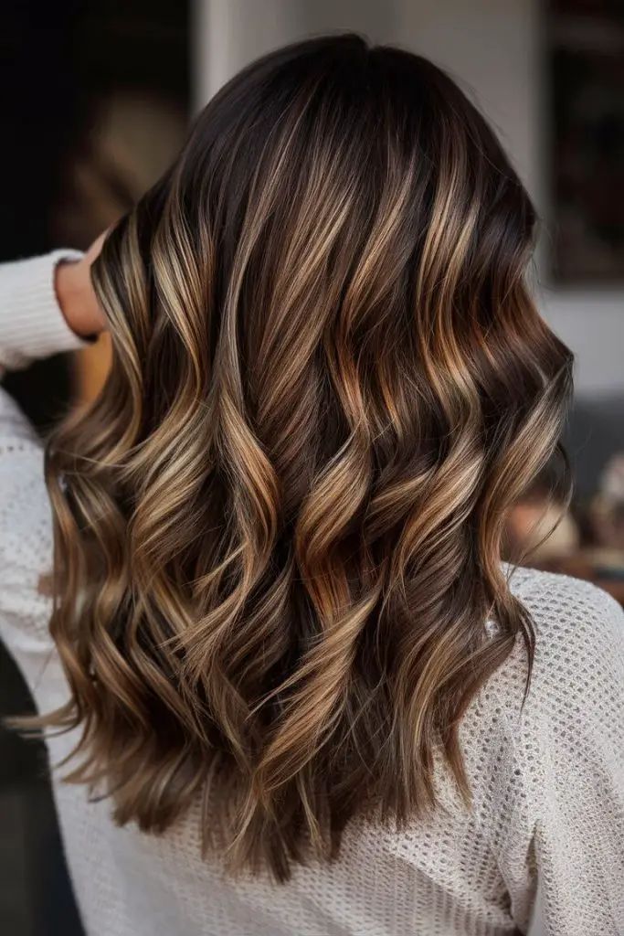 Herbst-Balayage brünett mit karamellfarbenen Highlights