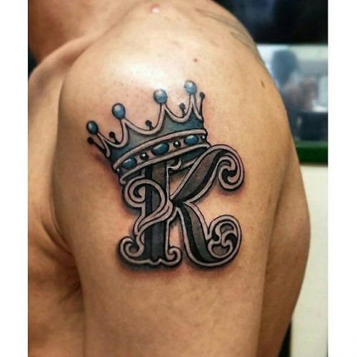 Name mit Kronen-Tattoo