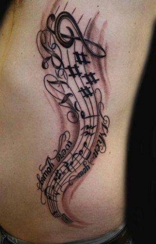 Name mit Musiknoten Tattoo