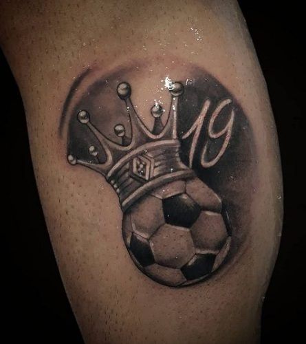 Name mit Sport-Emblem Tattoo