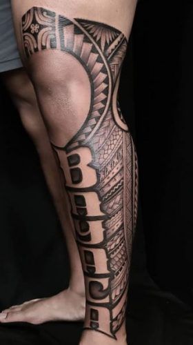 Name mit Tribal-Elementen Tattoo