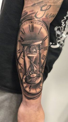 Name mit Winged Hourglass Tattoo