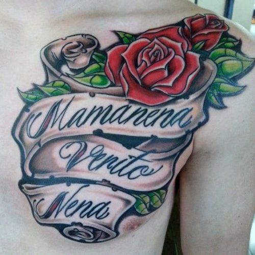 Name mit floralen Elementen Tattoo