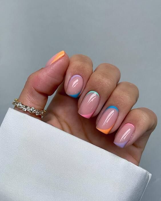 Pastellfarbene French Tips