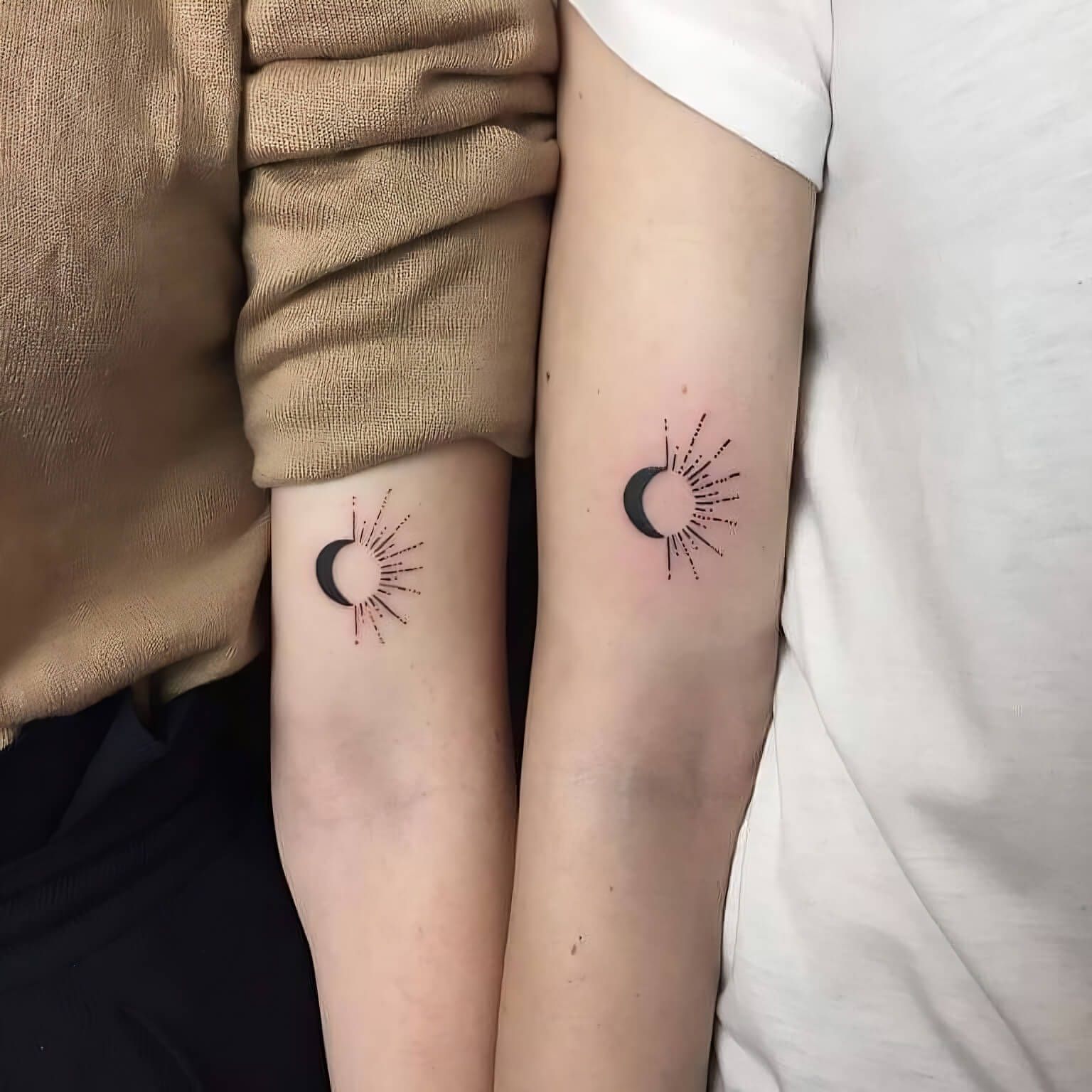 Schwarze Sonne und Mond - passende Tattoos für beste Freunde