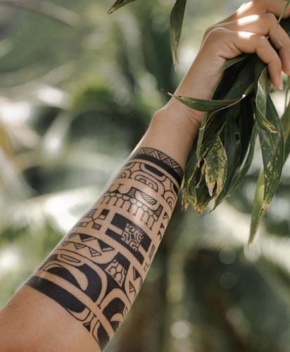 Traditionen festhalten: Polynesisches Unterarm-Tattoo