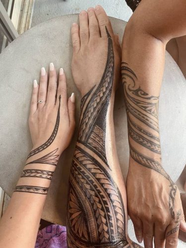 Umarmung der Tradition: Polynesisches Ganzarm-Tattoo