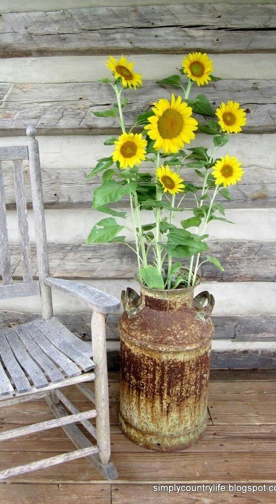 Verrostete und rustikale Milcheimer-Standvase