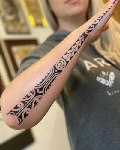 Zartes Gleichgewicht: Polynesisches Innenarm-Tattoo