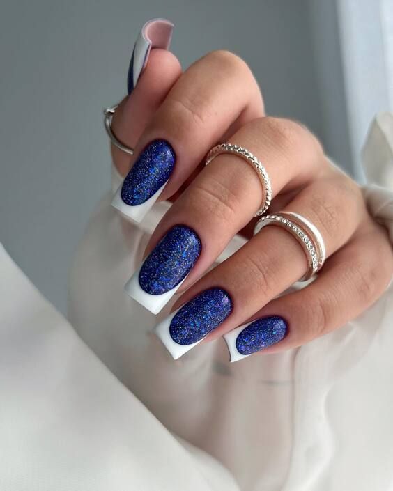 Blauer Glitter und weiße Spitzen