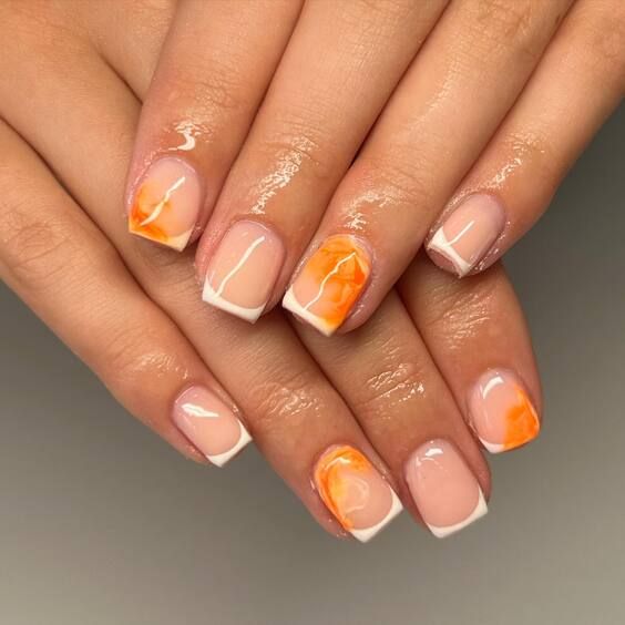 Elegante French Tips in Brandorange mit einem Hauch von Glitzer