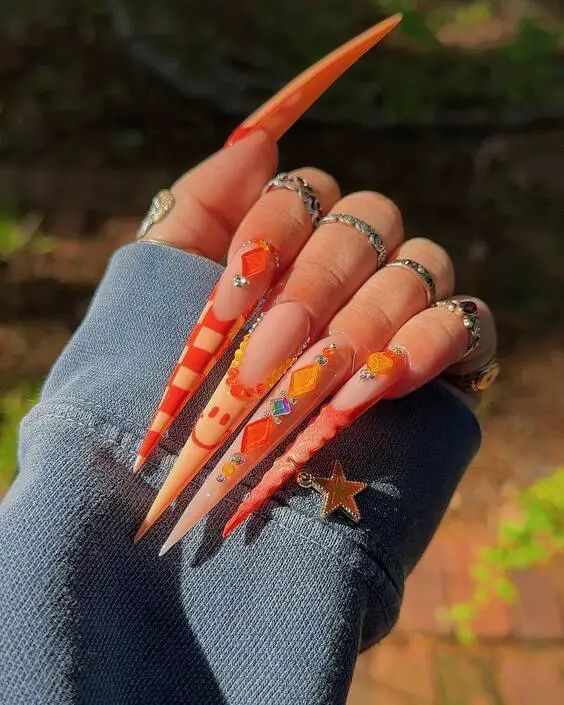 Feurige lange Stiletto-Nägel in Burnt Orange