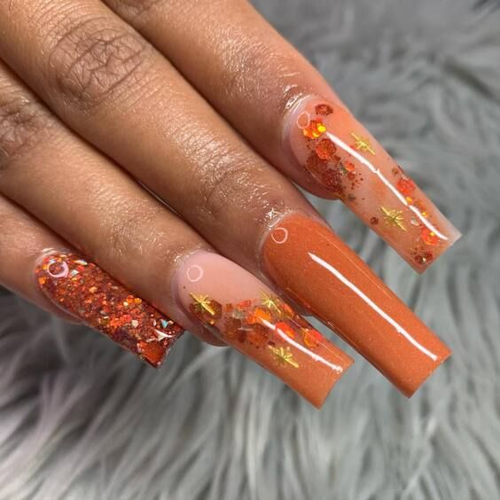 Orangefarbener Glitzer und herbstliche Eleganz