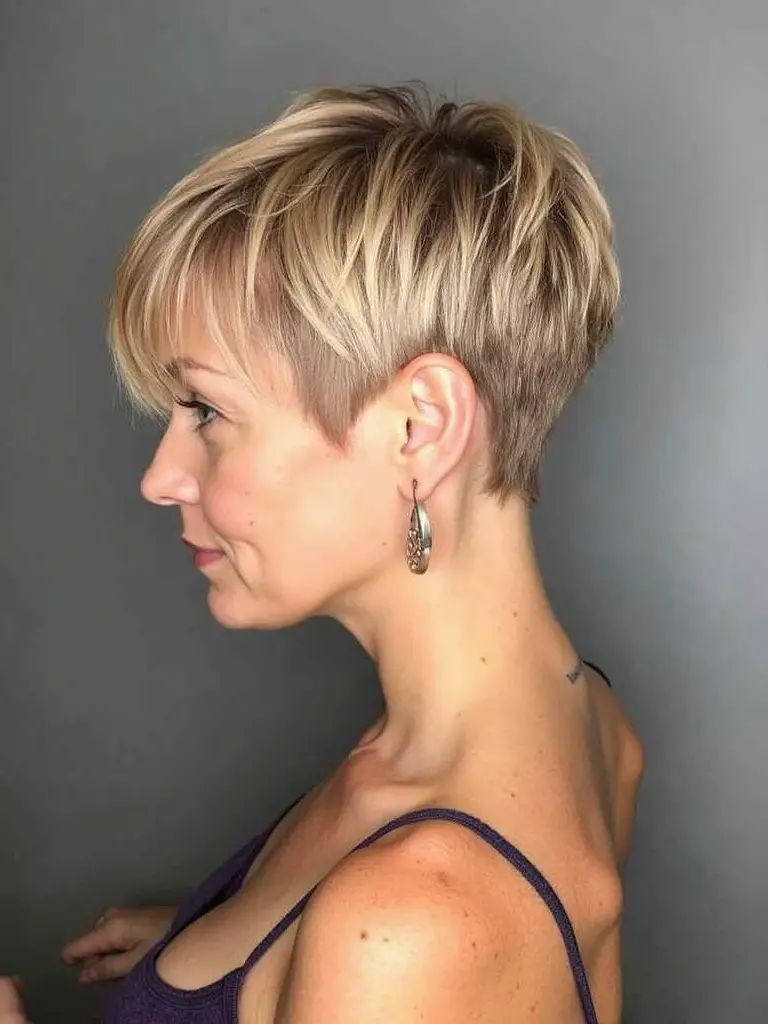 Platinblonder Pixie mit langen Strähnen