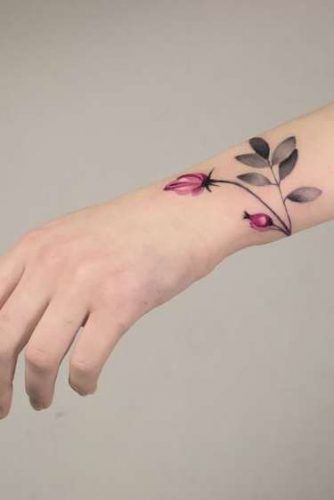 Blumen-Tattoo am Handgelenk