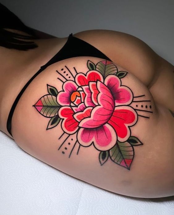 Die kühne Blüte: Ein lebhaftes Schulter-Tattoo