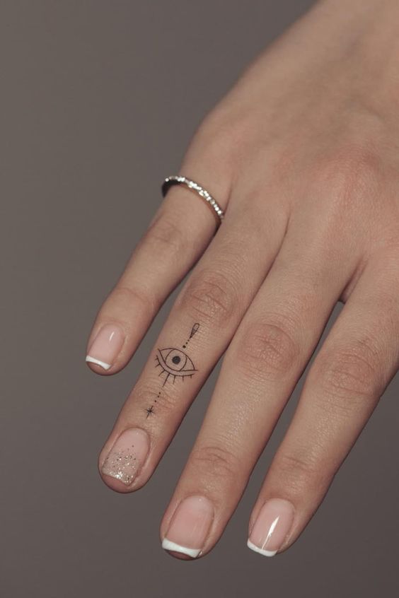 Minimalistischer Chic: Das unaufdringliche Fingertattoo